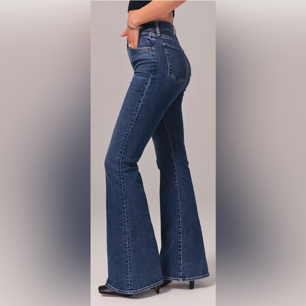 Women’s Abercrombie & Fitch Ultra High Rise Flare Jean NWT Dark Wash - Size 33
